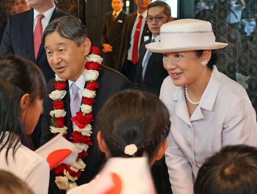 インドネシアの首都ジャカルタにある宿泊先のホテルに到着し、子どもたちから歓迎を受ける天皇、皇后両陛下
