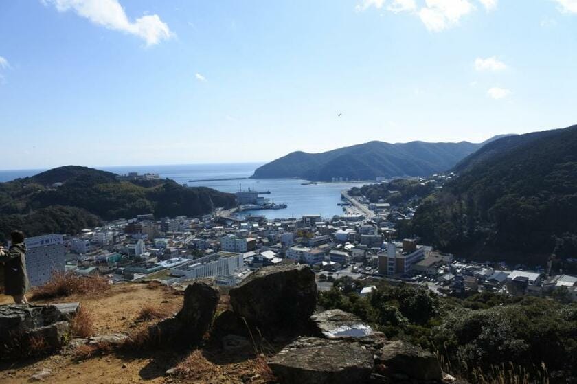 清水山城からの眺望／城下の厳原市街の先に、厳原港を望むことができる。清水山城が海運を利用した兵站基地として築かれたことがよくわかる。（写真／萩原さちこ）