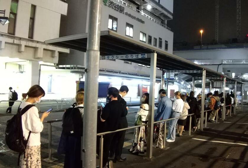 最大震度５強を観測した地震により電車がストップ。渋谷駅前でタクシーを待つ人たちが行列を作った（2021年10月8日午前1時）