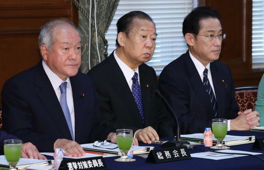 右から自民党の岸田政調会長、二階幹事長、鈴木総務会長(C)朝日新聞社