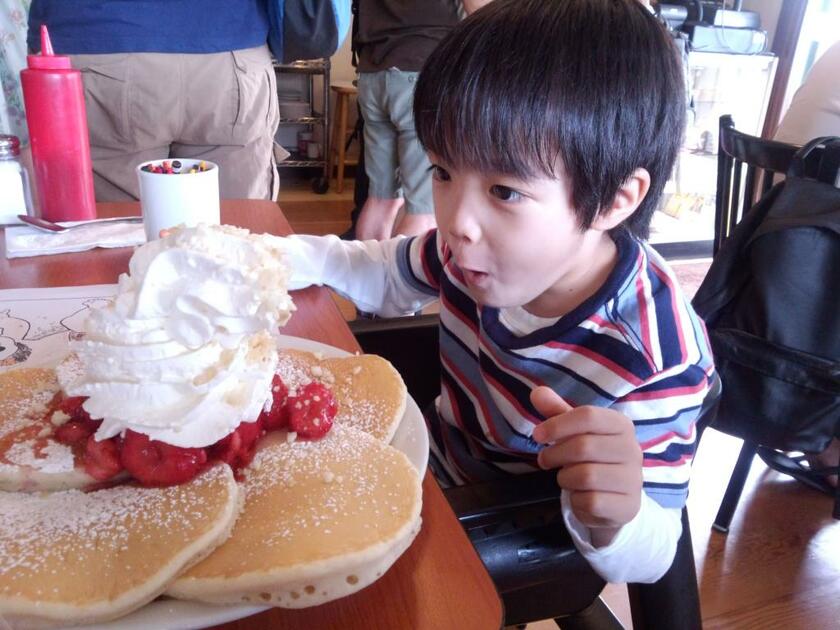 パンケーキに乗った生クリームに驚いている４歳頃の息子。まだ自分の障害に気付いていなかった頃で、とにかく穏やかで明るく、全く手のかからない子でした（江利川ちひろ提供）