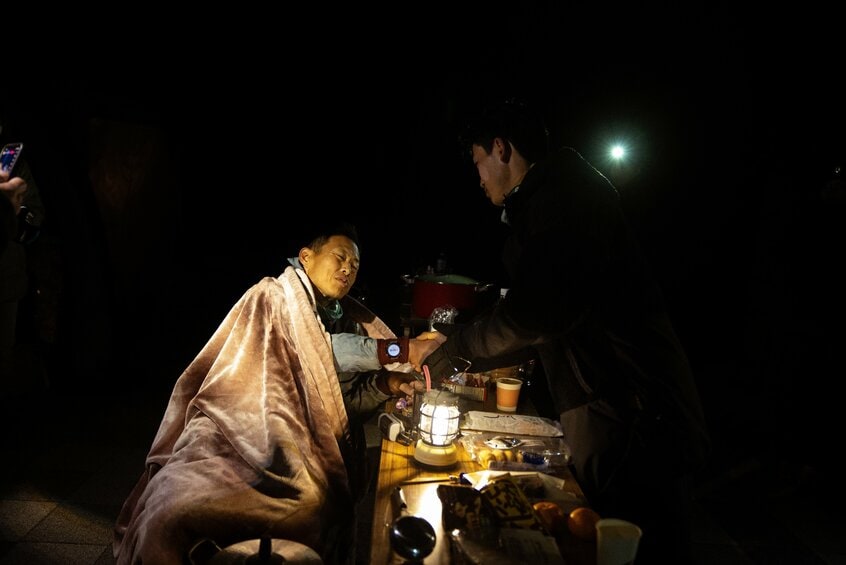 競技終了直後、中田和彦(左)と水野が固く握手する(撮影:株式会社あはい)