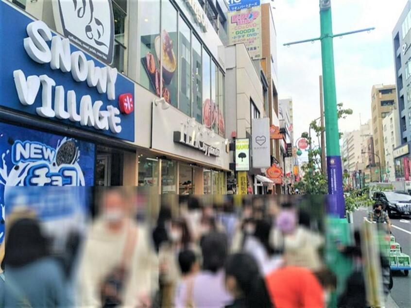 大久保通りは道幅が狭く、週末は観光客でごった返している。写真の一部を加工しています(写真=國府田英之)