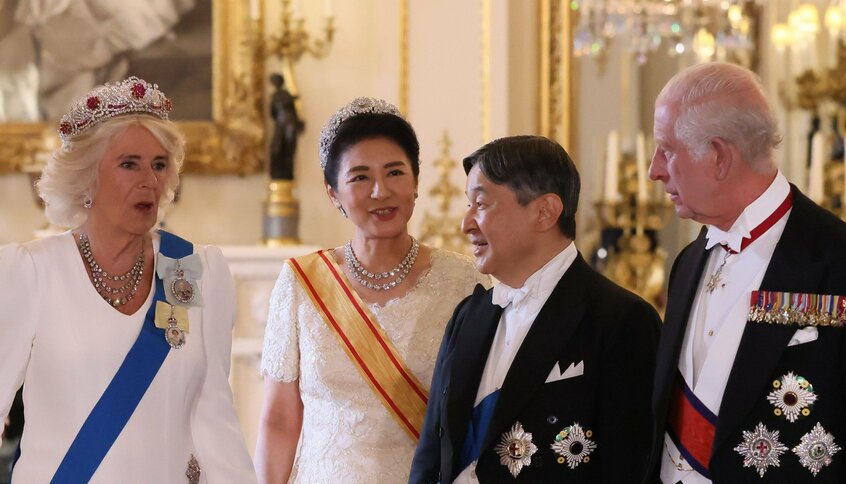 バッキンガム宮殿での晩餐会の日。カミラ王妃の顔の上で輝くのは、96個のルビーとダイヤモンドが輝く「バーミーズ・ルビー」の宝冠。ルビーとダイヤは王室の紋章である「チューダー・ローズ」の意匠。菊の意匠をかたどった第二ティアラを着ける皇后雅子さまとの対比も美しい=2024年6月25日、ロンドン