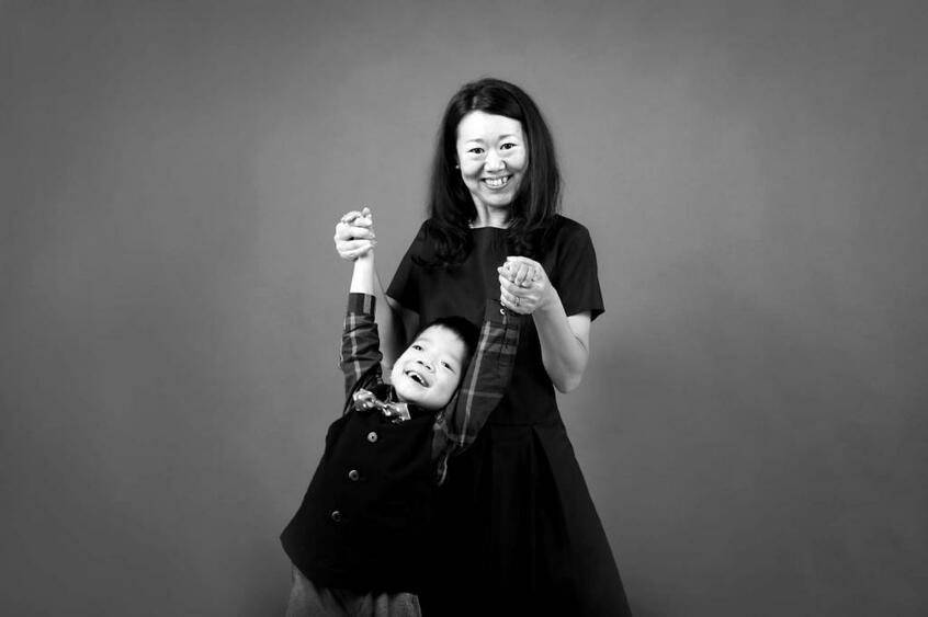 小田育子、泰誠(左、5歳、全盲・知的障害)
<br />【夢】家族で音楽セッション。たいちゃんが、音楽が好きなので、好きなことを見つけてほしい
<br />【障害がわかったときの気持ち】妊娠9カ月のときに胎児異常が見つかりました。それまで順調だと思っていた妊婦生活が一気に地獄化したのをはっきりと覚えています。産まれてきても生きていけるかわからないと言われたなかでの出産。生まれてからもたび重なる大きな手術。これ以上、手の施しようがないので、「看取り」も考えてほしいと言われたときの気持ち。治療や入退院ばかりの生活が続いていたので「たいちゃんは産まれてきて本当に幸せだったのか」と、3歳ごろまで、自分のなかで葛藤していました。見た目による偏見に嫌な思いは数えきれないほどしていますが、それでもあのとき「看取り」という選択をせずに精いっぱい生き抜いてくれた、たいちゃんに感謝の気持ちでいっぱいです。そんなたいちゃんが「パパとママとお兄ちんのところに来てよかった」と思える笑いの絶えない家庭でありたいです
<br />【いまの気持ち】毎日すてきな笑顔を届けてくれてありがとう。たいちゃんのペースでできることを増やして、楽しいことをたくさん見つけていこうね!!
<br />(撮影:葛谷舞子)