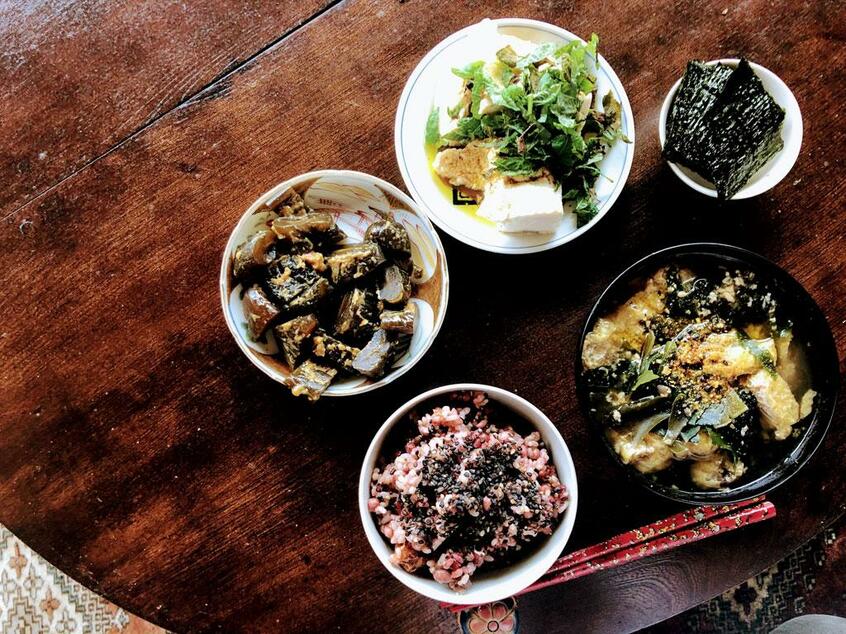 我ながら茶色度合いの強さに驚き思わず撮影。でも茶色いものはインフレに強いのだ(本人提供)
