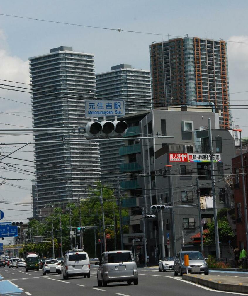 元住吉駅前の幹線道路からは武蔵小杉駅周辺の高層マンション群が見える。1駅しか違わず、東京への時間も大差ない(撮影/編集部・米谷陽一)
