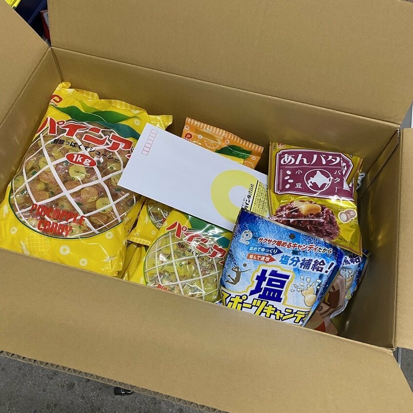 パイン社の井守さんが阪神タイガースに贈ったパインアメなどの詰め合わせセット=パイン社提供.