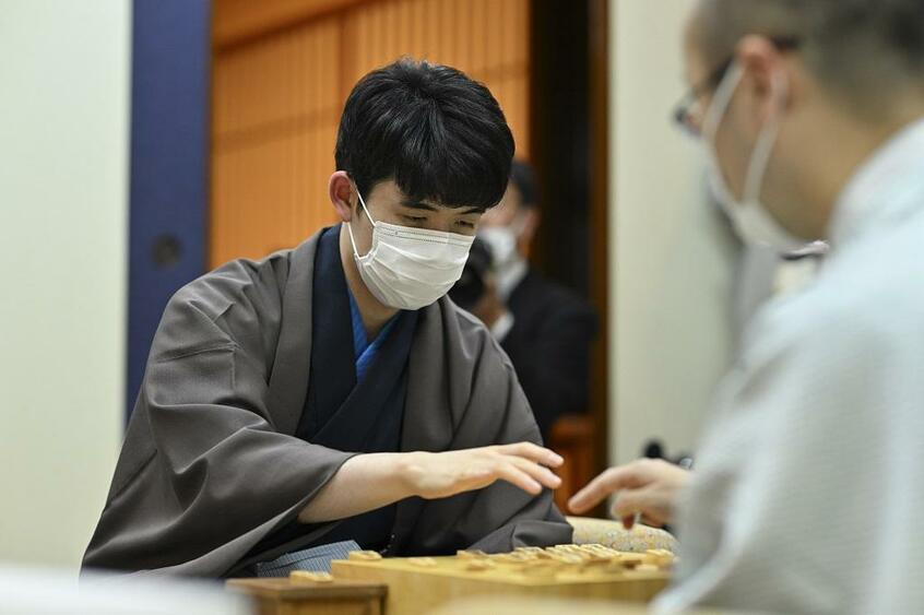 将棋界のあらゆる栄冠を手にしつつある藤井聡太新六冠。年度ＭＶＰにあたる「最優秀棋士賞」の受賞も、ほぼ間違いない（代表撮影）
