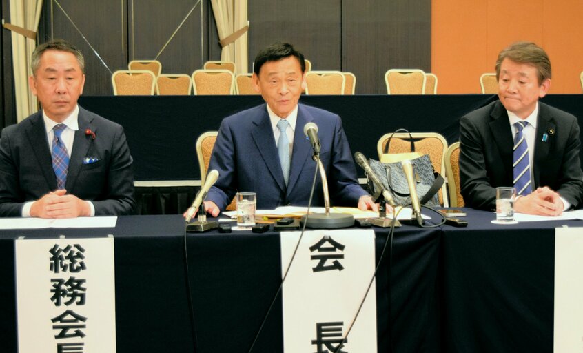 斎藤知事に辞職を促した自民党兵庫県連会長の末松信介参院議員(中央)