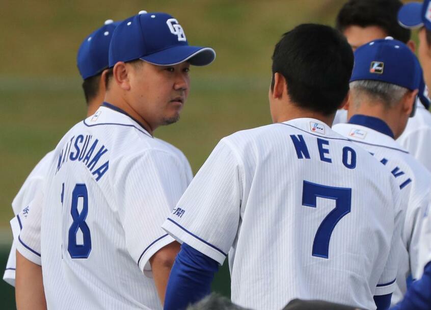 中日・松坂に挨拶する根尾 (c)朝日新聞社