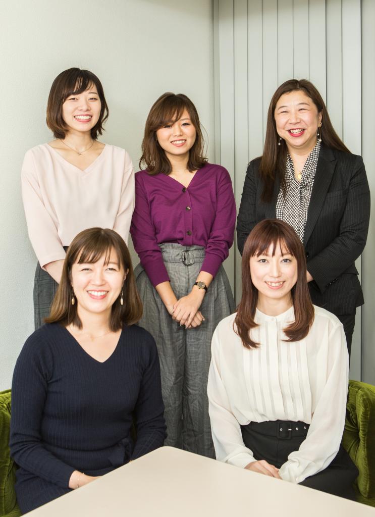 橋本さん（前列左）、坂爪さん（後列右）、中山さん（後列中央）ともに初対面だったが、すぐに打ち解け、本音トークに花を咲かせていた（撮影／写真部・小原雄輝）