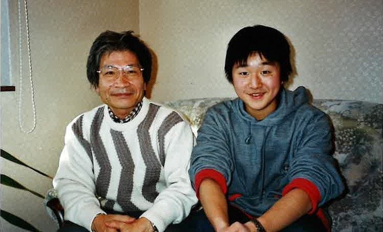 中学生のときの清水さんと、尾木直樹さん（提供）