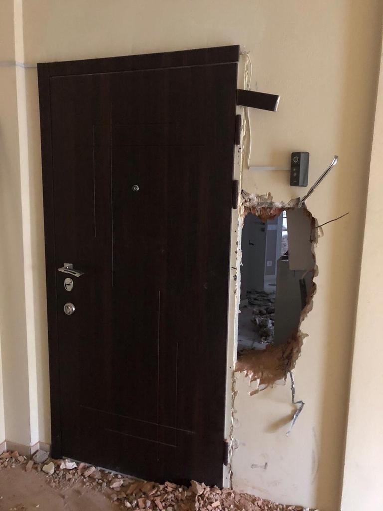 ブチャの自宅アパートの扉の横には大きな穴が開けられ、強奪されていた（写真／バルダブッシュさん＆ストーンさん）