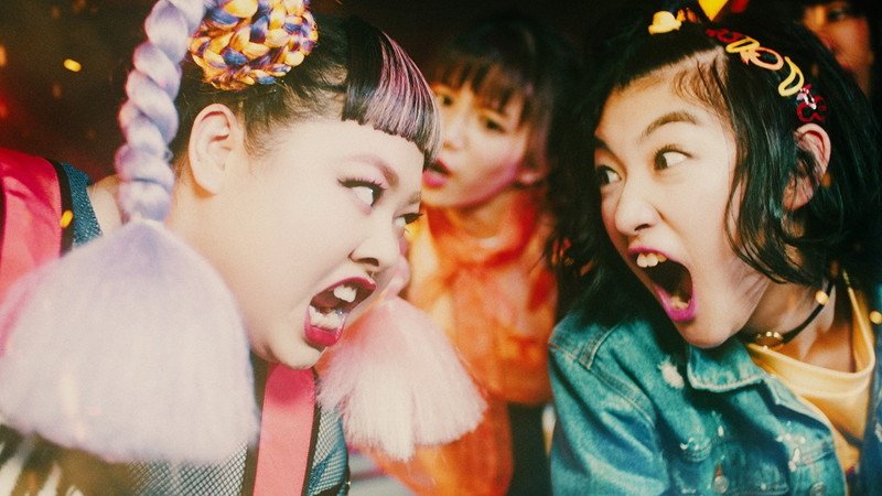 私立恵比寿中学、渡辺直美とダンスバトル繰り広げる「でかどんでん」MV公開