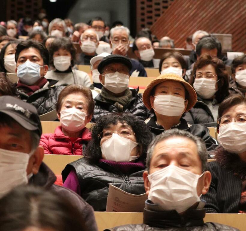 新型のコロナウイルスについて亀田総合病院の細川直登医師から説明を聞く人たち。会場ではマスク着用が義務づけられた＝2020年2月3日　（c）朝日新聞社
