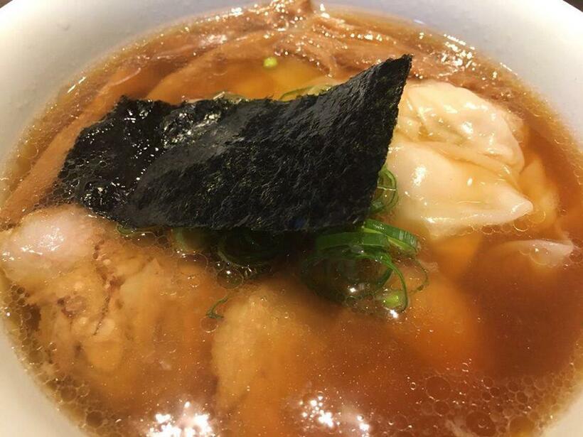 支那そばやの「山水地鶏ワンタン醤油らぁ麺」（筆者撮影）