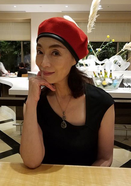 待ち合わせの渋谷のホテルの喫茶室に、赤いベレー帽と黒のドレスで現れた島田陽子。胸には水晶のネックレスが光る。「これはお守りなんですよ」(撮影・上田耕司)