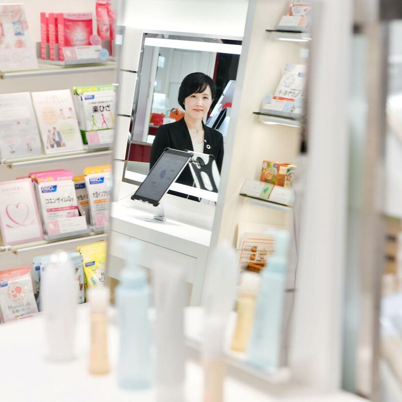 ファンケル店舗営業本部　店舗販売部　トレーニングＧ（ＯＪＴ）広域トレーナー・小林菜津美（こばやし・なつみ）／１９８２年生まれ、東京都出身。２００５年に入社。店舗勤務の後、０９年に店長、１４年産休・育休を取得し、１６年に復帰。１９年に再び店長に。２２年ファンケル接客ロールプレイングコンテスト最優秀賞受賞
（ｐｈｏｔｏ　伊ケ崎　忍）