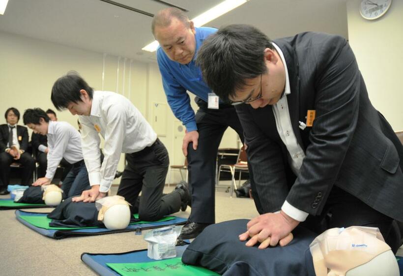東京消防庁の救命救急の講習会。全国で一般市民向けの講習会が開かれている