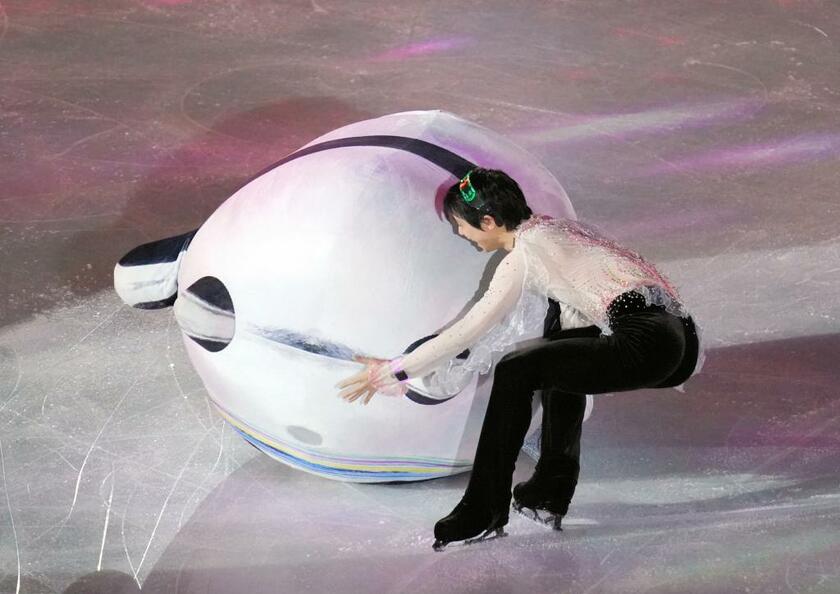 転倒するビンドゥンドゥンを助ける羽生結弦選手