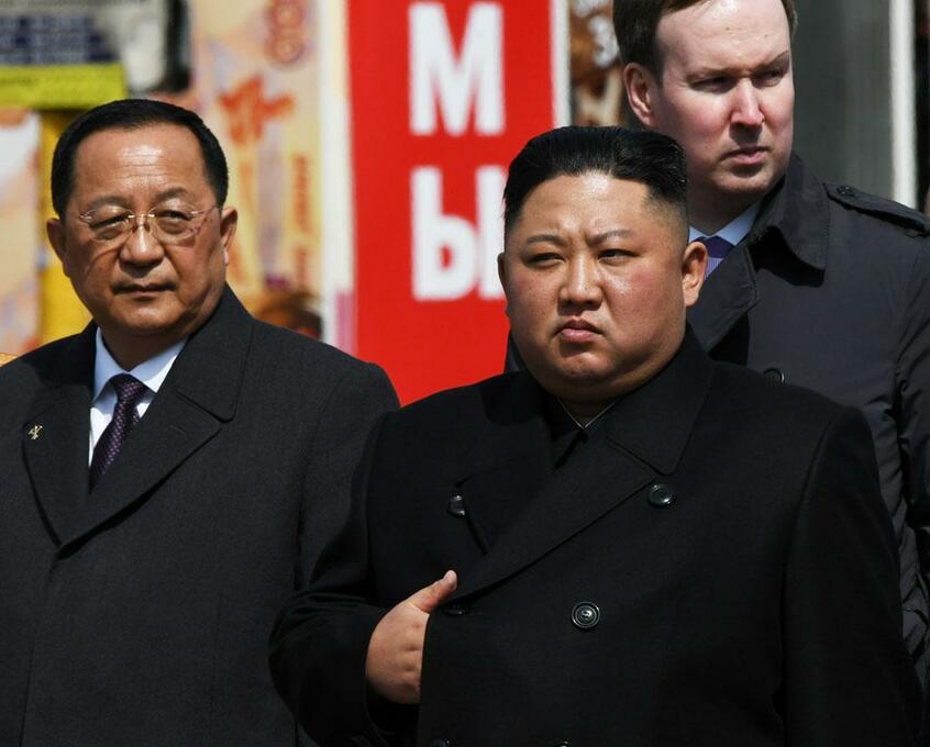 金正恩朝鮮労働党委員長(右手前)は昨年春、ロシアのプーチン大統領と初会談し、非核化をめぐって停滞する米朝協議について意見交換するなど、さまざまな動きを見せた/2019年4月26日、ロシア・ウラジオストクで (c)朝日新聞社