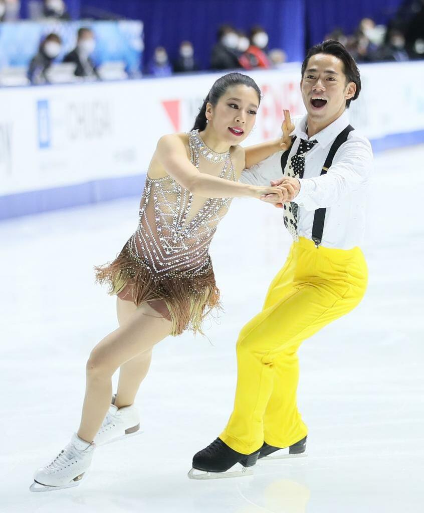 リズムダンスに高橋は黄色いズボンとサスペンダーで登場。華麗なステップで会場を沸かせた (c)朝日新聞社