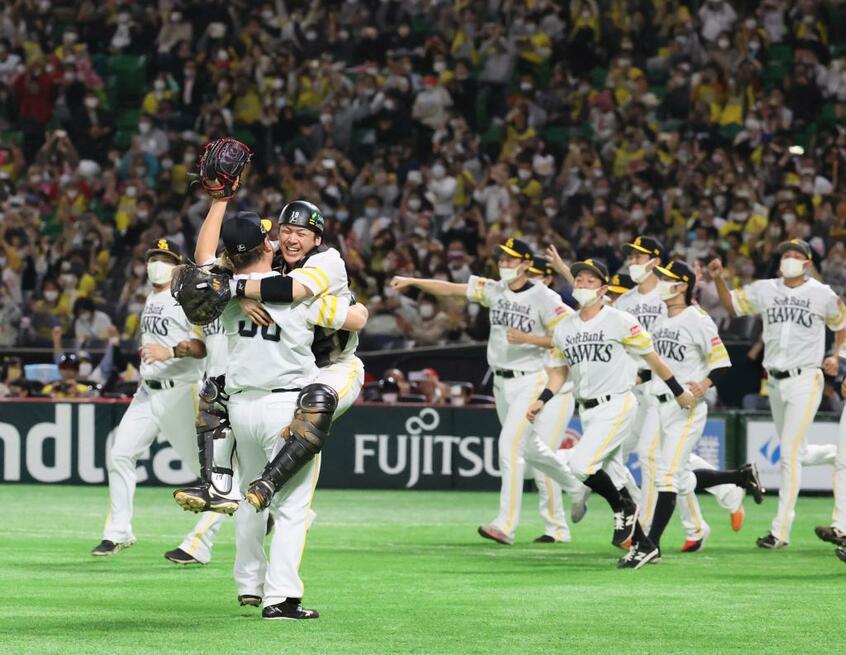 4年連続日本一を決めたソフトバンク=11月25日、福岡ペイペイドーム (c)朝日新聞社