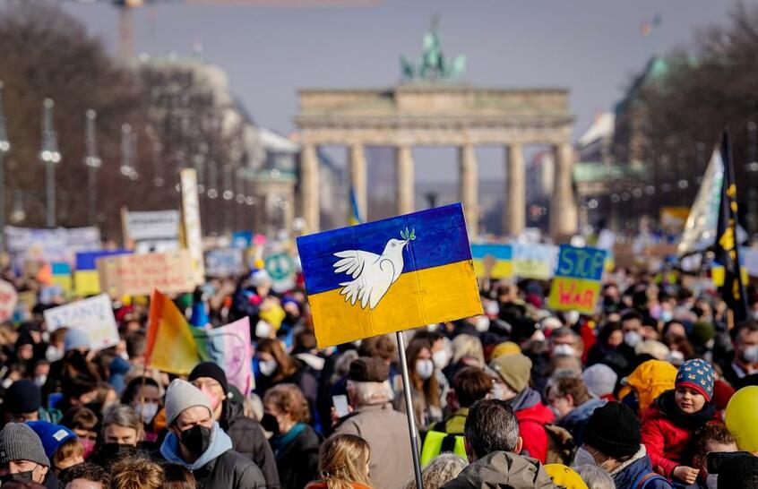 ドイツ・ベルリンのブランデンブルク門前では、ロシアのウクライナ侵攻に抗議する大規模なデモが行われた/2月27日(写真:gettyimages)