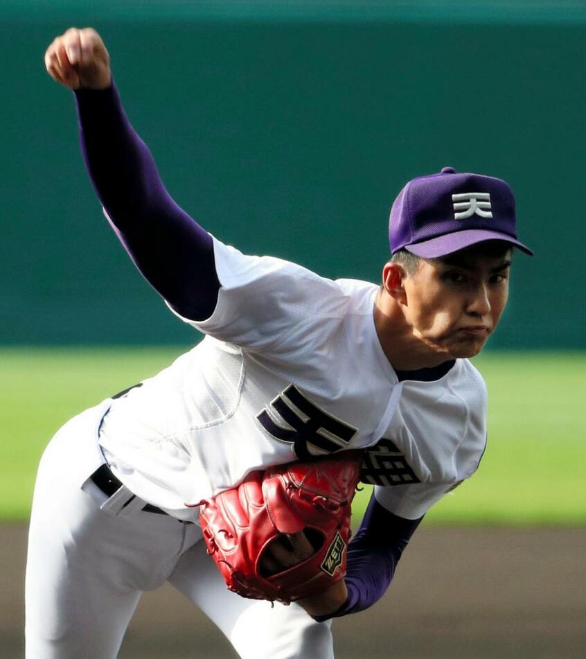 前評判通りの投球を披露した天理の達孝太 (c)朝日新聞社