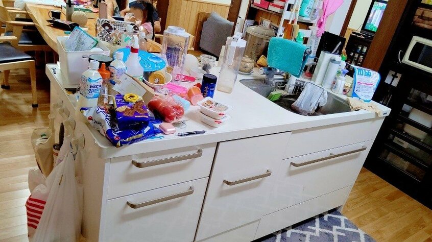作業するスペースがないほど散らかったアイランドキッチン/ビフォー