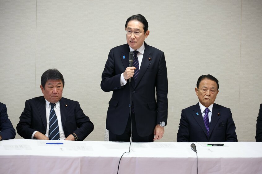 自民党政治刷新本部の会合で発言する岸田文雄首相(中央)。右は麻生太郎副総裁、左は茂木敏充幹事長=2024年1月22日