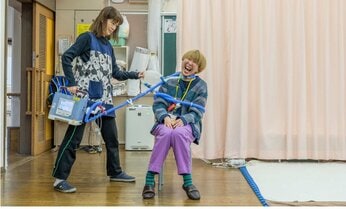 「医療的ケア児」の母親の不条理を“自虐的”に表現する写真家・山本美里