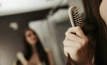 「上唇と鼻」がくっつかないと白髪が生える!?
