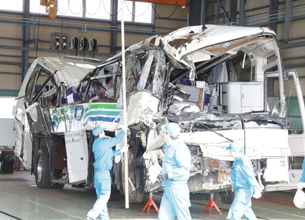 事故を起こしたバスを調べる長野県警の捜査員ら　（ｃ）朝日新聞社