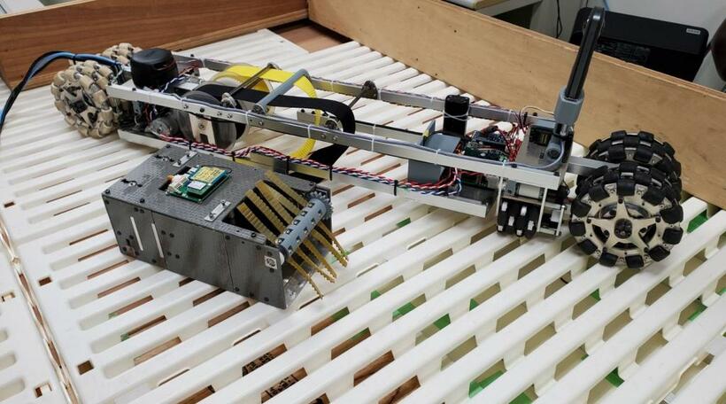 福島高専の学生が開発した廃炉ロボット「メヒカリ」。全長約１メートル。デブリの形状に応じて回収方法を変え、最短時間で取り出しを完了させた点などが高く評価された（写真：福島工業高等専門学校提供）