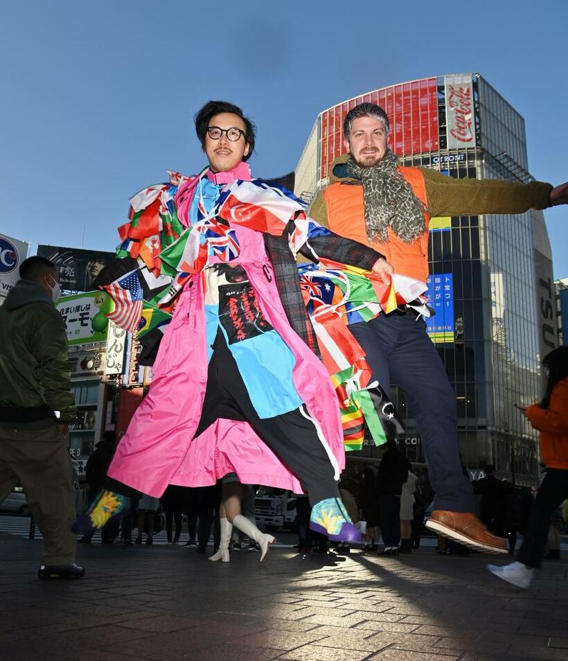 レスリー・キーは、世界の国旗をまとって、自分にとって特別な街「渋谷」にジョシュア・オグと現れた（撮影／写真部・東川哲也）