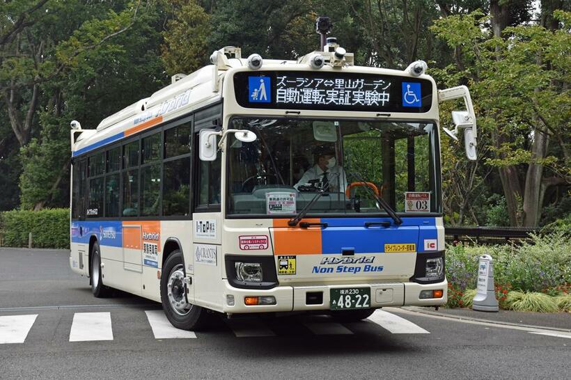 メディア第1陣を乗せた自動運転バスが里山ガーデンフェスタを出発（撮影／岸田法眼）