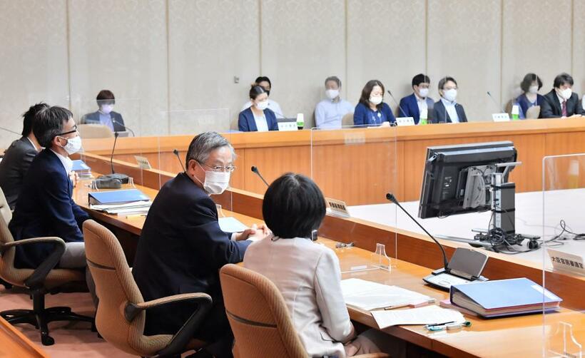 ７月に開かれた厚生労働省の審議会は、最低賃金を平均２８円引き上げる目安を示した。現行制度となった１９７８年度以降で過去最大の上げ幅だった　（ｃ）朝日新聞社