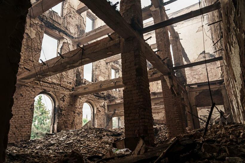 ロシア軍が攻勢をかけるウクライナ東部の都市リシチャンスクでは、学校も破壊された（写真：Los Angeles Times/Getty Images）
