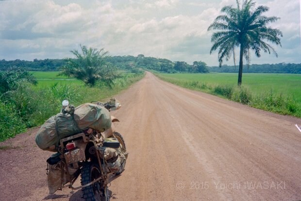 初めてのアフリカ。背負うだけでも大変な80リットルのバックパックは、バイクに載せていても重かった。他に、バイクのスペアパーツも。ほとんど行商人の様相。　中央アフリカ共和国　1995年／Central African Republic 1995
