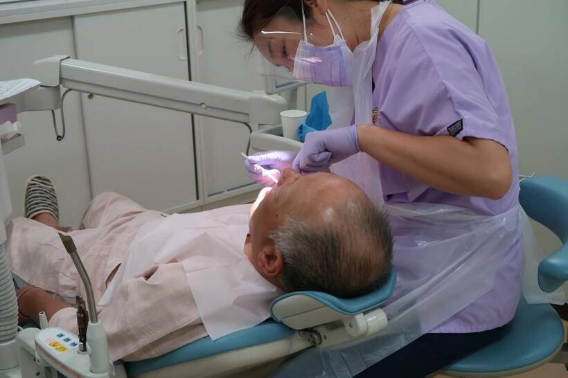 公立昭和病院で行われている手術前の口腔ケア　（撮影／山内リカ）