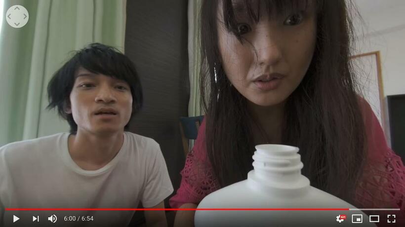 【ＶＲ動画】室内／両親が子どもに洗剤を飲ませようとする