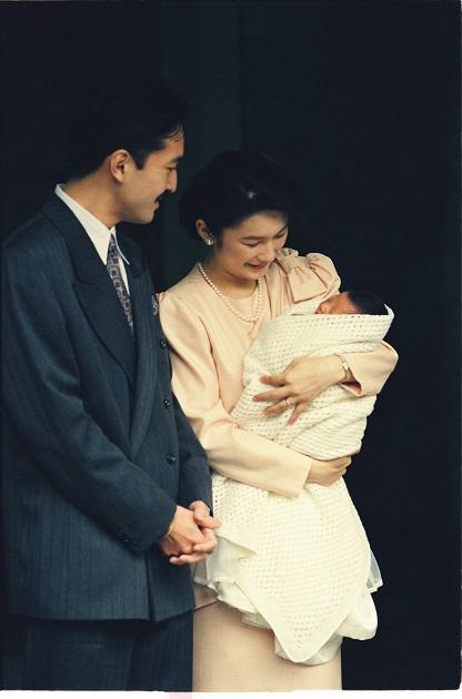 生まれたばかりの眞子さまを抱く紀子さまと、それを見守る秋篠宮さま。幸せな様子が伝わってくる（ｃ）朝日新聞社