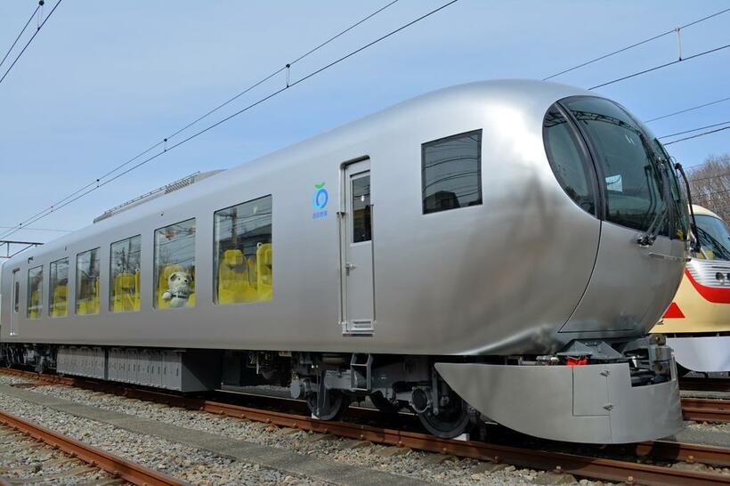 大胆なデザインが評判の西武鉄道001系「Laview」は、以外にも実用性が高い（C）朝日新聞社