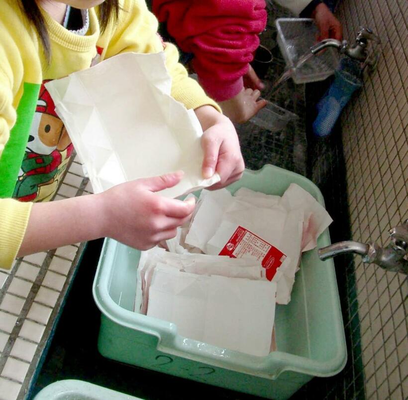 環境教育の視点から牛乳パックを洗ってリサイクルする学校は多い。だがアレルギーや教員の負担を考え、別の方法を探る学校もある　（ｃ）朝日新聞社