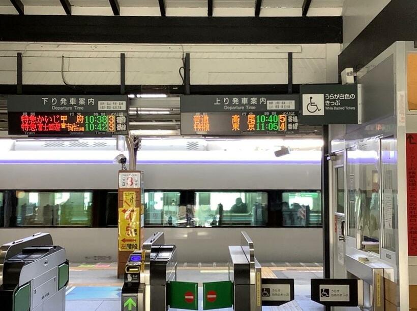 時計が撤去されたＪＲ大月駅の改札。かつて二つの列車案内板の間に時計があった。ＪＲ東日本では、時計以外にも設備の縮小や見直しが進む（写真：ＪＲ東日本提供）