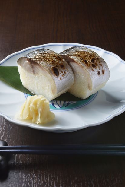 ここら屋の鯖寿司／京都のお酢でやや甘めに味付けされた酢飯は京丹後産のコシヒカリ。宮城県産の金華鯖は３０分ほどの酢締めであっさりと仕上げ、供する寸前に炙り焼きに。優しい味わいの「おばんざい」のシメに、と、１貫単位で注文できるのもうれしい。１貫２５０円（税別）（撮影／門間新弥）