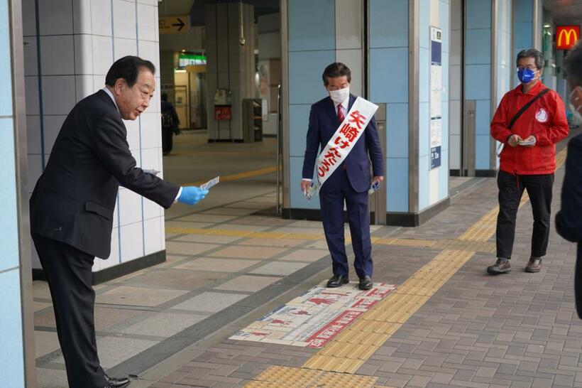 東西線・妙典駅前で早朝からビラ配りする野田佳彦元首相と矢崎堅太郎氏（撮影／上田耕司）