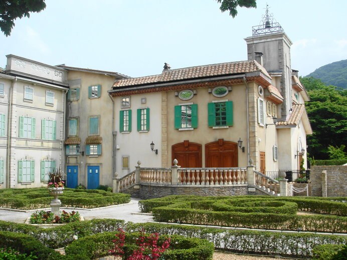 作者が幼少時代を過ごした城とフランス式庭園
